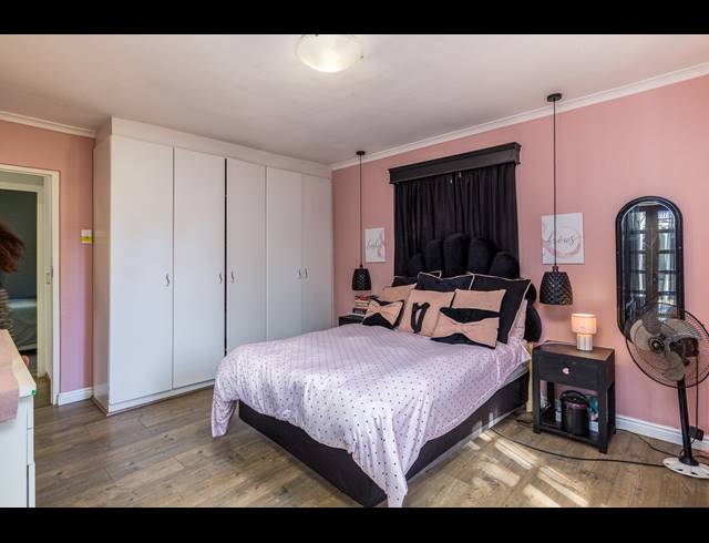 6 BEDROOM FREEHOLD FOR SALE IN FLAMINGO VLEI